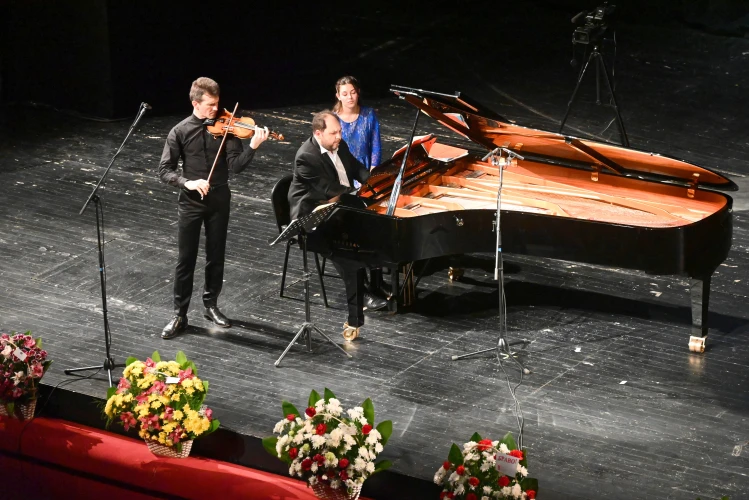 Концерт на цигуларя Светлин Русев и диригента Вахан Мардиросян